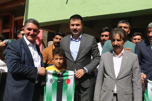 Kaymakam ve Belediye Başkan V. Sn. Mustafa KARALİ, AK Parti Ağrı Milletvekili Sn. Ekrem ÇELEBİ ile birlikte sporculara malzeme dağıttı