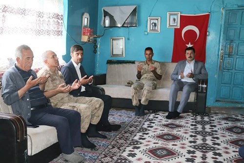Kaymakam ve Belediye Başkan V. Sn. Mustafa KARALİ,  Şehidimiz Korucu Abdulbaki POLAT'ın kıymetli ailesine taziye ziyareti gerçekleştirdi